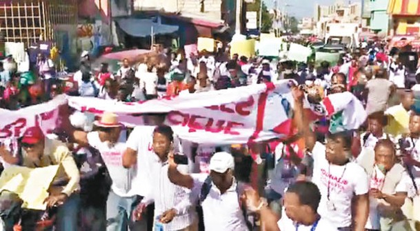 海地政局動盪，示威遊行不時發生。