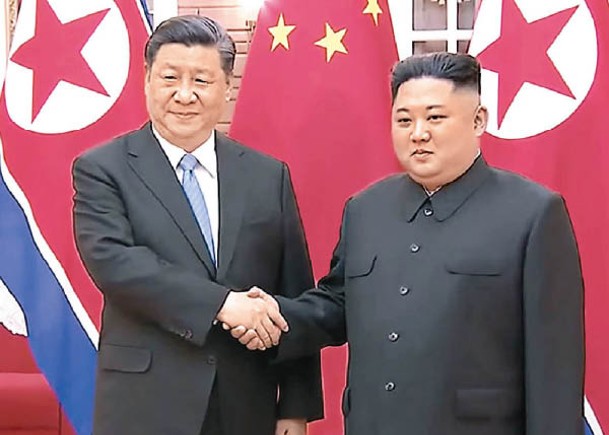 習近平（左）曾在北京接見訪華的金正恩（右）。