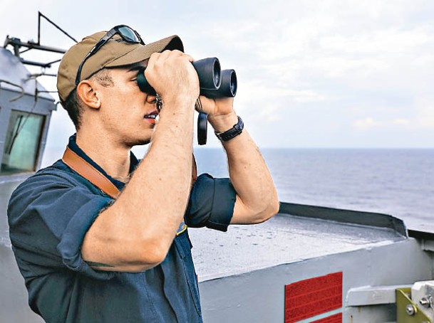 本福德號船員監視南海水面情況。