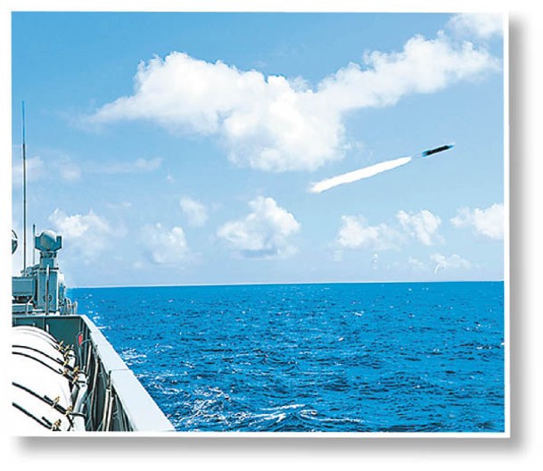 解放軍南部戰區海軍艦艇發射干擾彈。