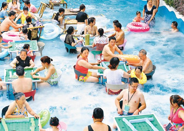 重慶民眾水中玩麻將消暑娛樂。（中新社圖片）