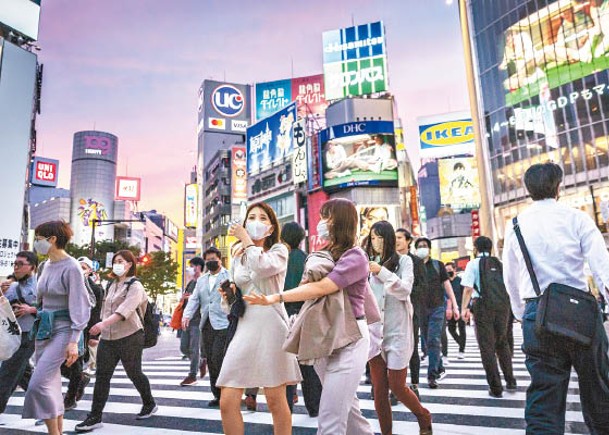 東京街上仍人頭湧湧。（Getty Images圖片）