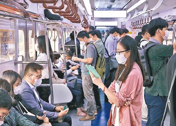 首爾市民在地鐵車廂內均戴上口罩。（Getty Images圖片）