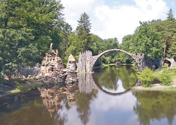 德國薩克森州（Saxony）克羅姆勞爾公園（Kromlauer Park）有一座18世紀建成、名為科茨橋（Rakotz Bridge）的橋樑，屬全球6座魔鬼橋之一。其呈半圓拱形的橋身用巨石及玄武岩砌成，與水上倒影形成一個完美圓形，獨特美景令它成為當地最著名的地標之一。該橋經多年修繕後，上周六重新開放予公眾參觀。