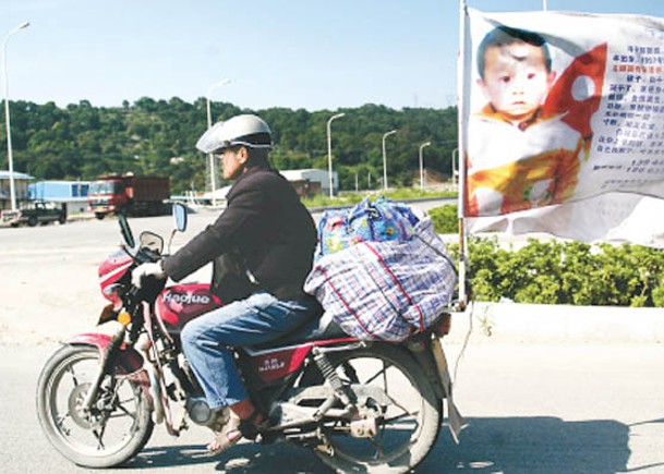 郭剛堂多年來駕駛電單車穿州過省尋子。