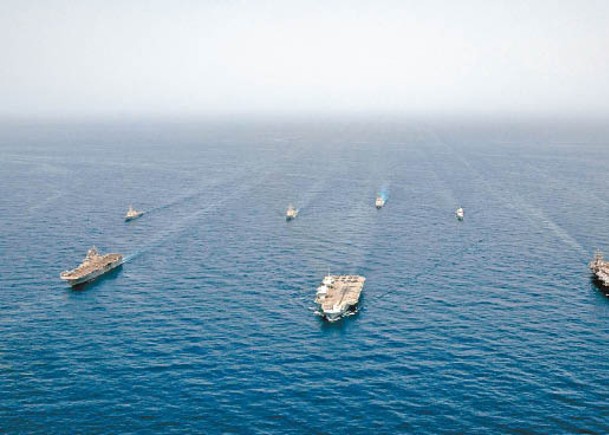 硫磺島號（前左）、伊利沙伯女王號（前中）及列根號（前右）在亞丁灣演習。