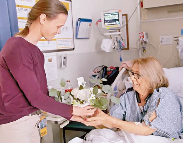 義工（左）將花送給住院病人（右）。