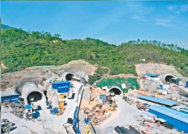 石景山隧道工程發生滲水事故。