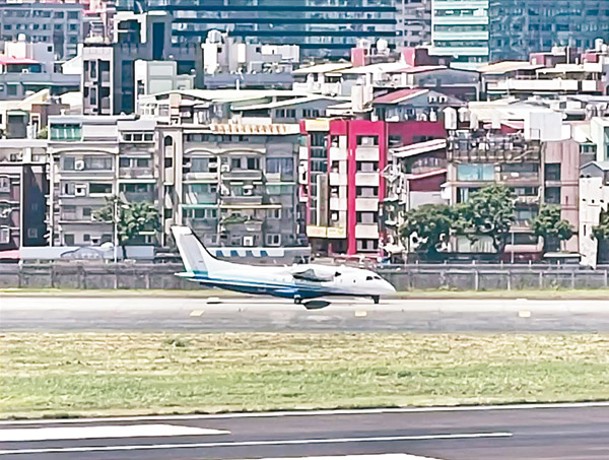 美軍機赴台：C146A行政專機降落在松山機場。