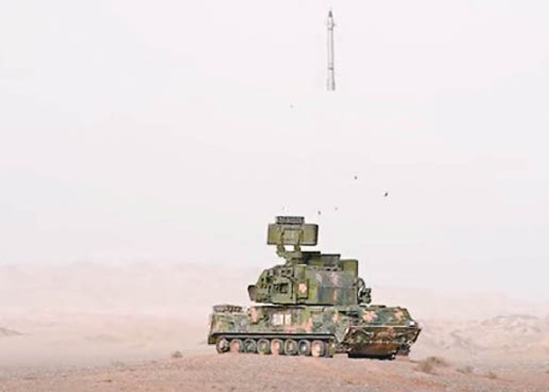 解放軍練炮：解放軍第73集團軍在戈壁沙漠演習。
