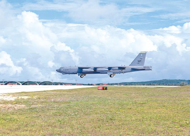 B52H轟炸機降落關島安德森空軍基地。