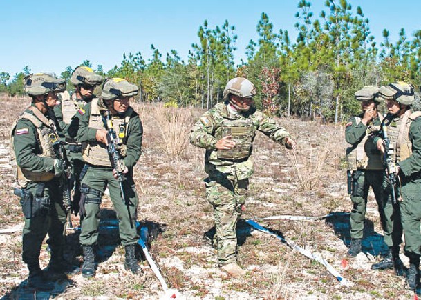 美國陸軍特種部隊（右三）協助訓練哥倫比亞士兵。