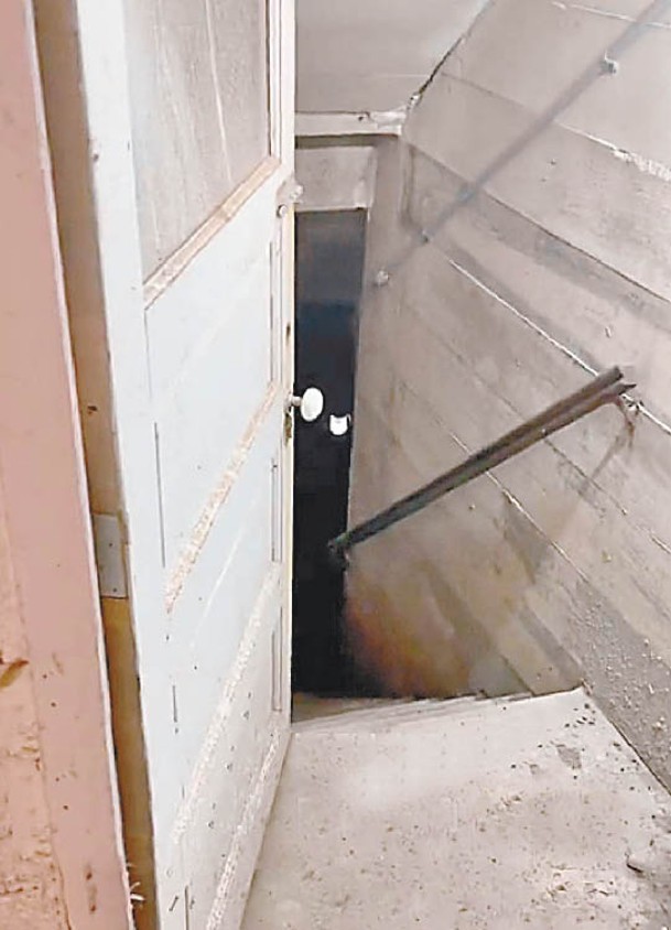 地下室驚現神秘樓梯。