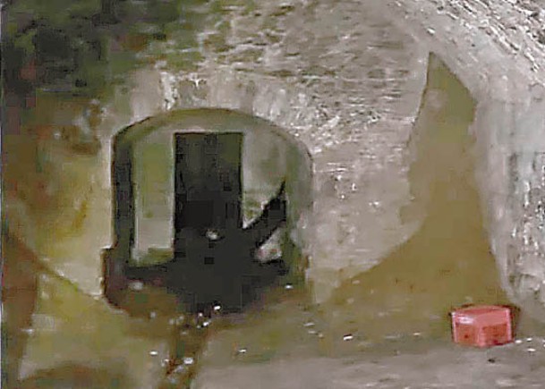 地底盡頭是被封死的隧道口。