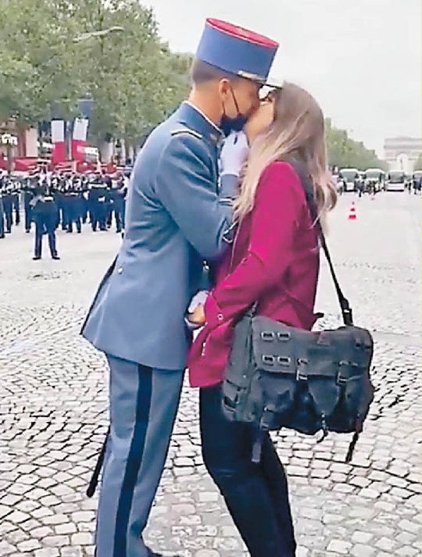 求婚成功後，軍人激動擁吻女友。