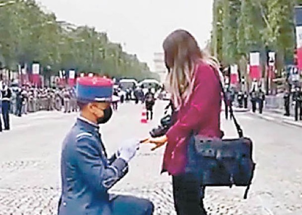 軍人單膝下跪求婚。