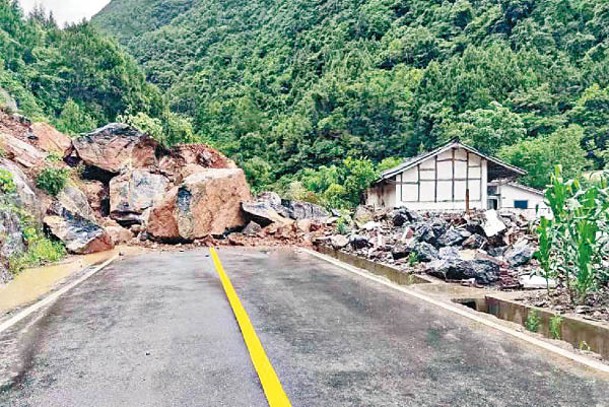 廣元市在暴雨下出現山泥傾瀉阻塞公路。