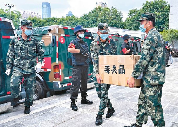 青島市海關清點查獲的走私毒品。（中新社圖片）