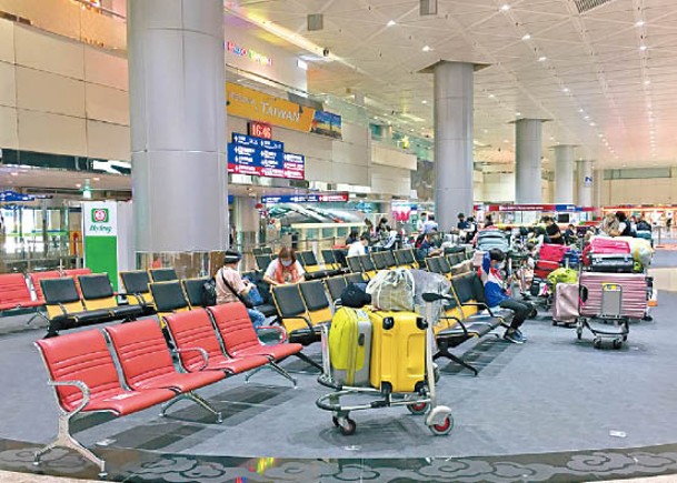 桃園機場規劃等候區確保旅客順利接受篩檢。