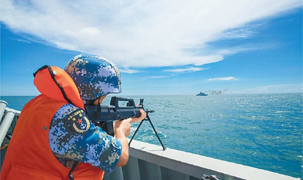 解放軍護衞艦船員持槍瞄準警戒。