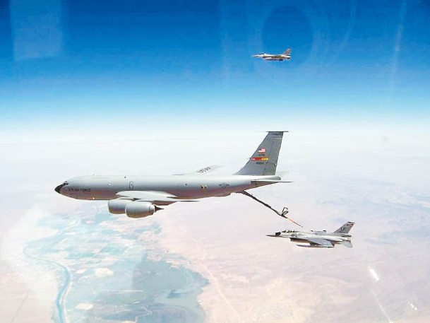 台軍F16戰機（右）在美國執行空中加油任務。