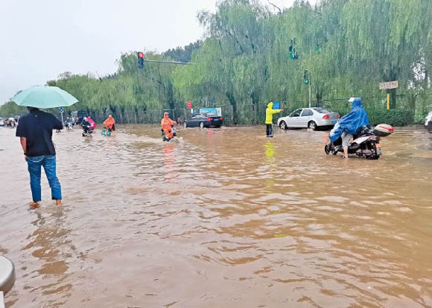 北京市內多條街道水浸。