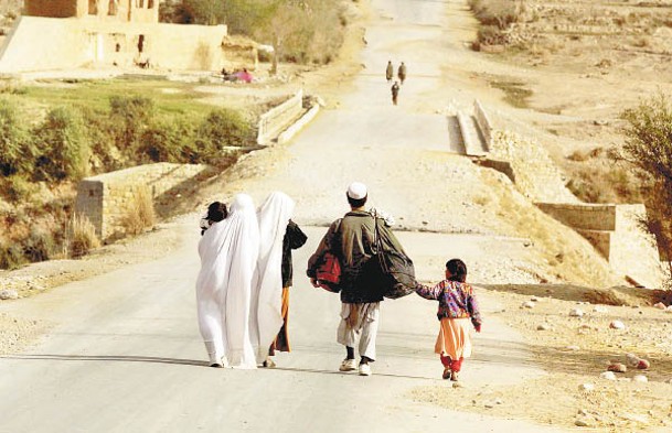 阿富汗戰亂，民眾不斷湧入鄰國避難。（電視畫面）