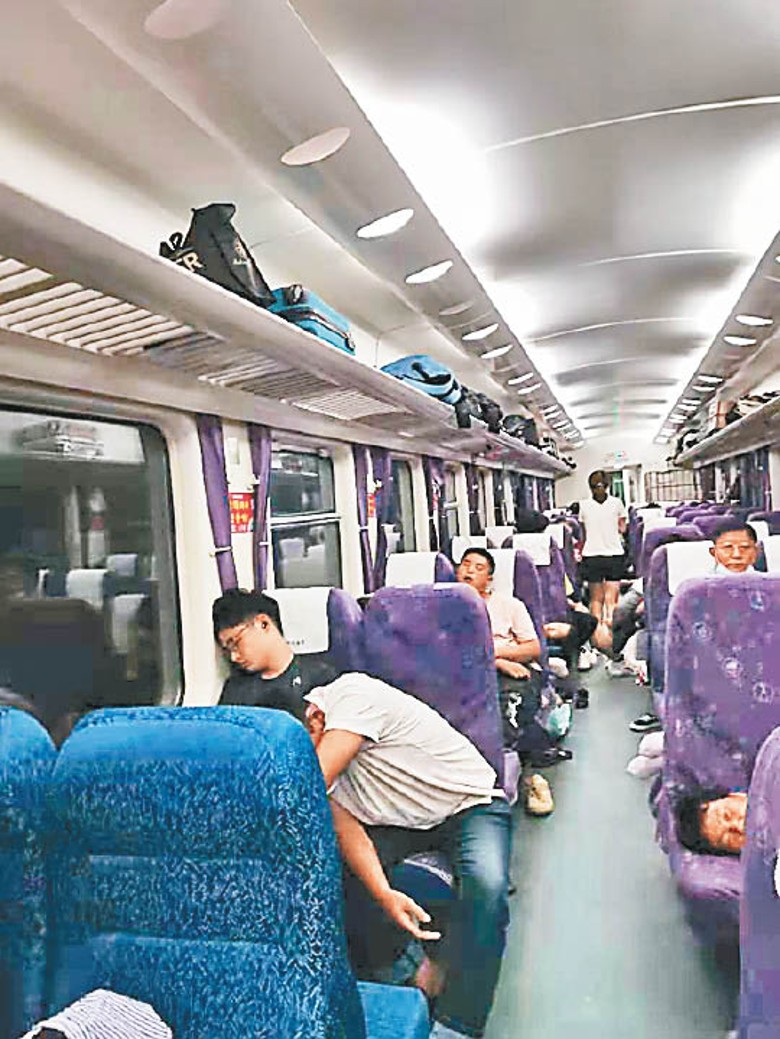 乘客滯留高鐵車廂內。