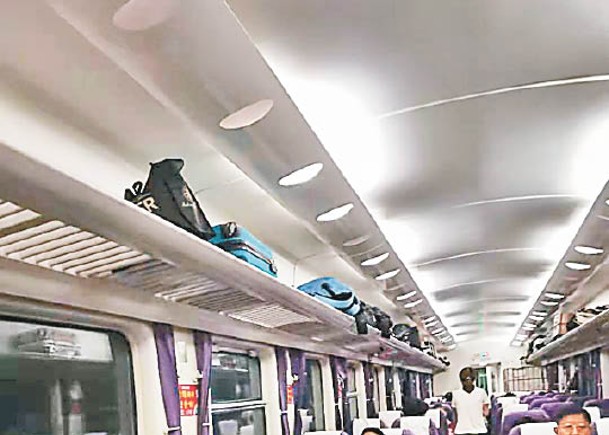乘客滯留高鐵車廂內。