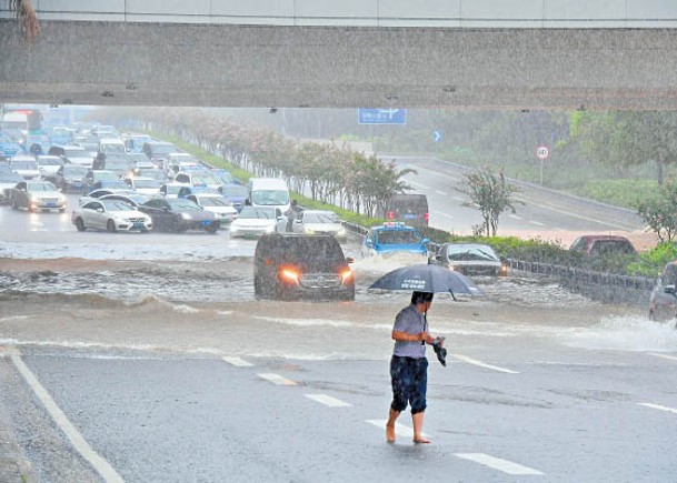 查帕卡登陸廣東期間，深圳市出現狂風暴雨。（中新社圖片）