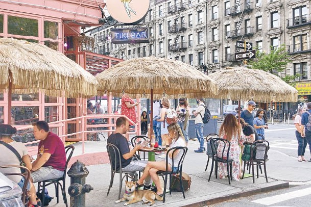 疫情未緩，紐約大批市民在戶外用餐。（中新社圖片）