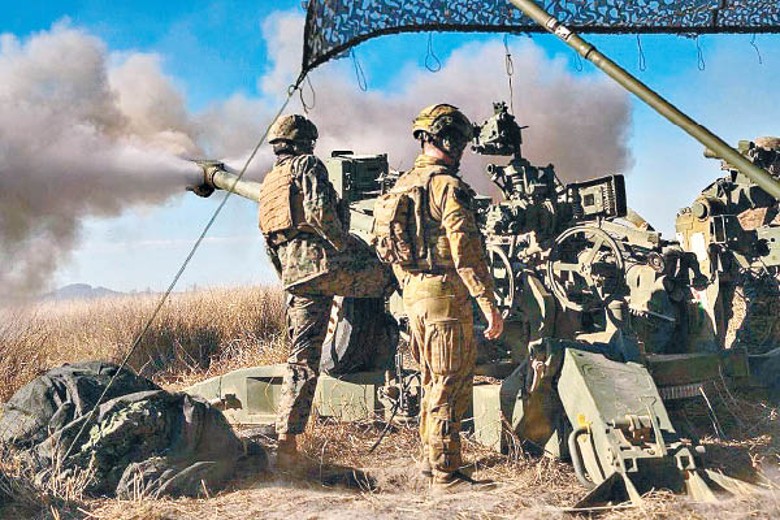 美澳炮兵特遣隊操作M777榴彈炮射擊。