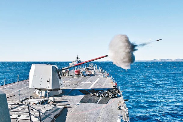 佩拉爾塔號以艦炮射擊目標。