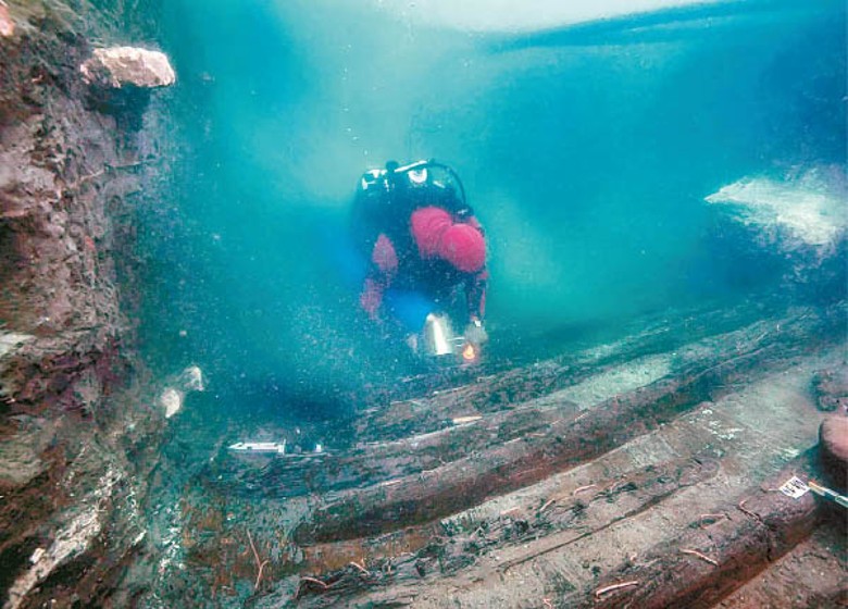 潛水員在古城海底發現遺址。