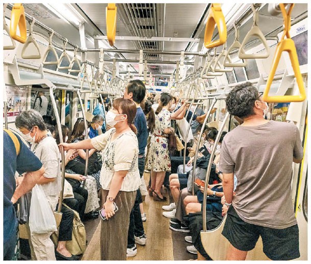 東京地鐵乘客均戴上口罩。（Getty Images圖片）