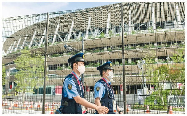 東京警員在國立競技場外巡邏。（Getty Images圖片）