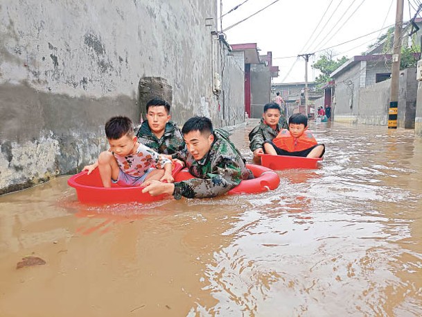 火箭軍戰士馳援河南協助拯救災民。