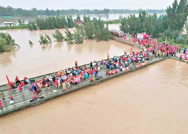 新鄉市以「動力舟橋」撤離多條村被困的村民。