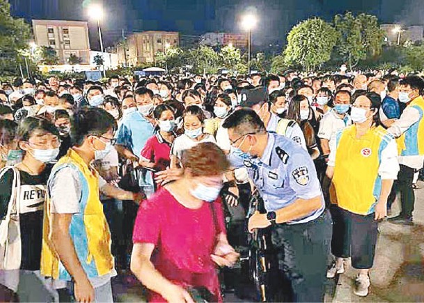 廣東中山市大批民眾排隊檢測。