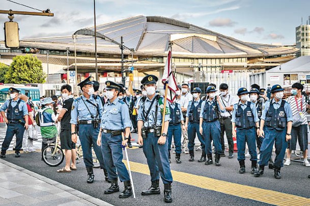 東京警員在示威現場戒備。