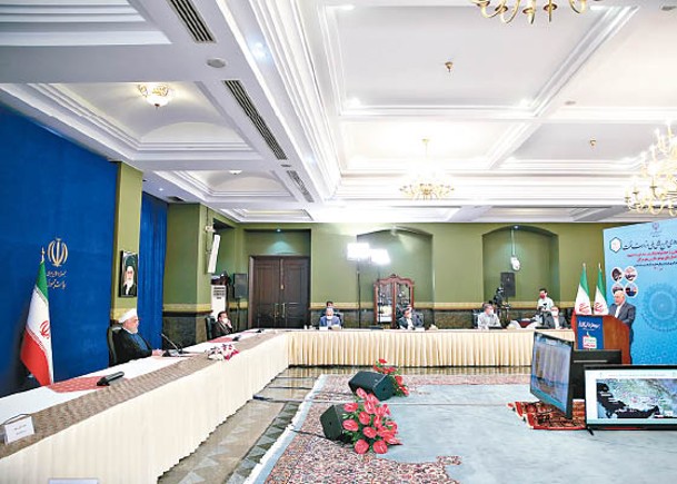 總統魯哈尼（左）主持油管啟用儀式。