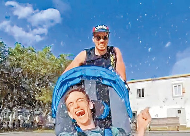 兩人衝過噴泉後渾身濕透，但卻表現興奮。