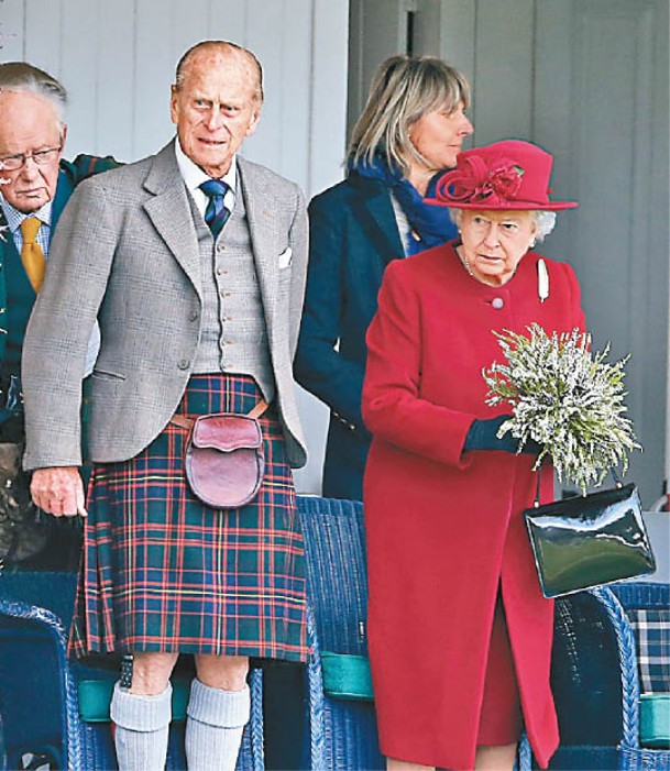 英女王（右）與菲臘親王（左）曾一同親訪蘇格蘭。（Getty Images圖片）