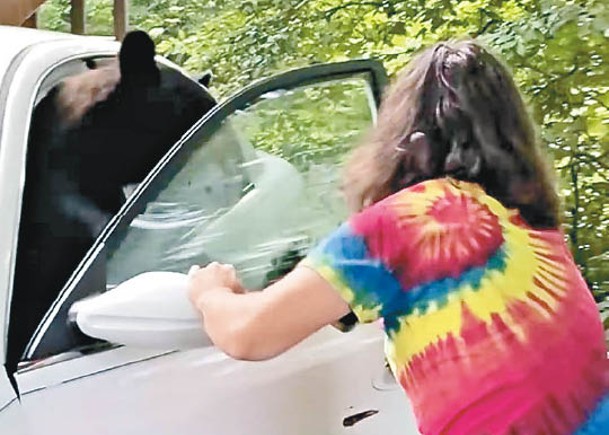 迪爾打開車門後，大聲喝令黑熊落車。