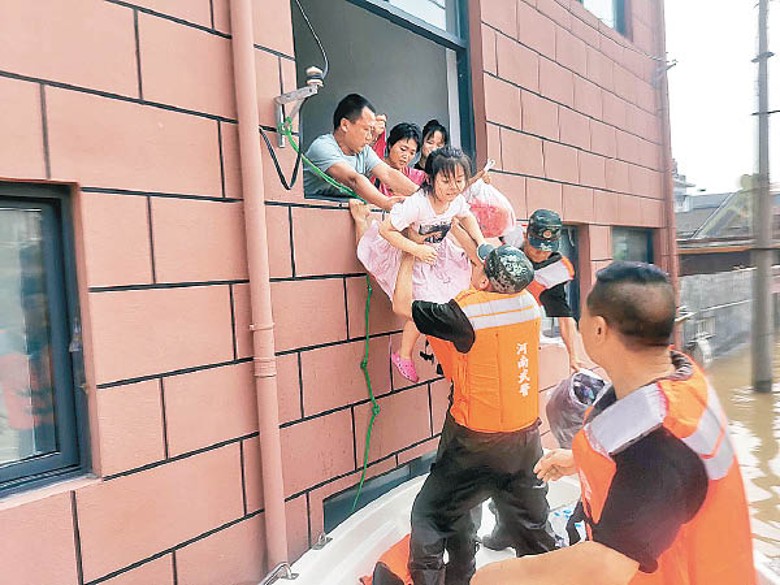 武警部隊在河南省新鄉市搜救轉移民眾。