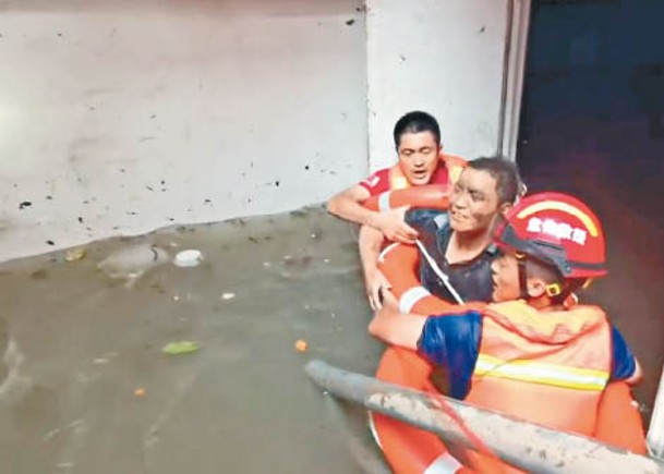 水浸鄭州隧道拖出200輛車  4人喪命