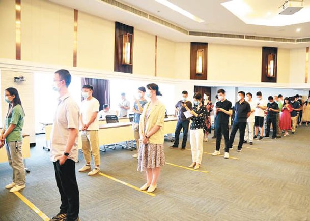 江蘇省民眾排隊接受核酸檢測。