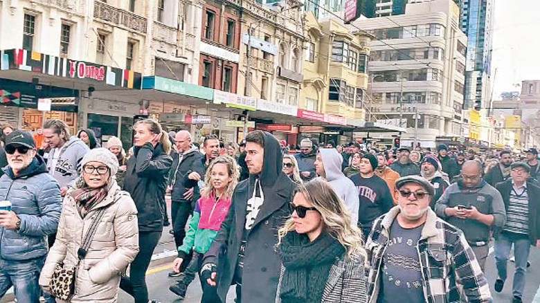 悉尼民眾上街示威，抗議防疫政策。