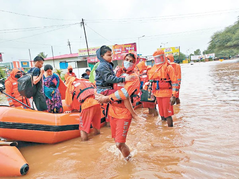 救援人員在馬哈拉施特拉邦救出災民。