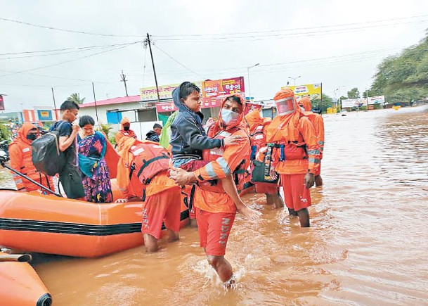 暴雨釀138人死  印度被迫洩洪